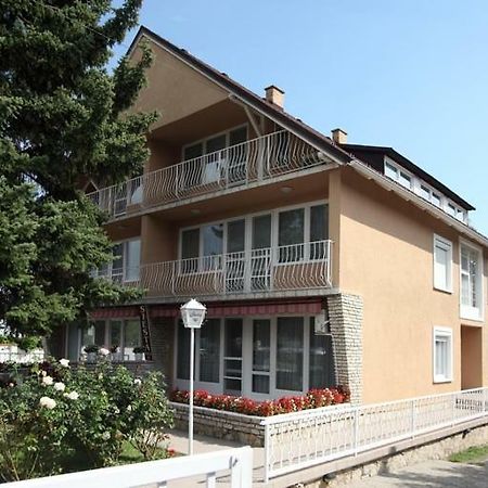 Siesta Apartmanhaz Balatonfuered Buitenkant foto