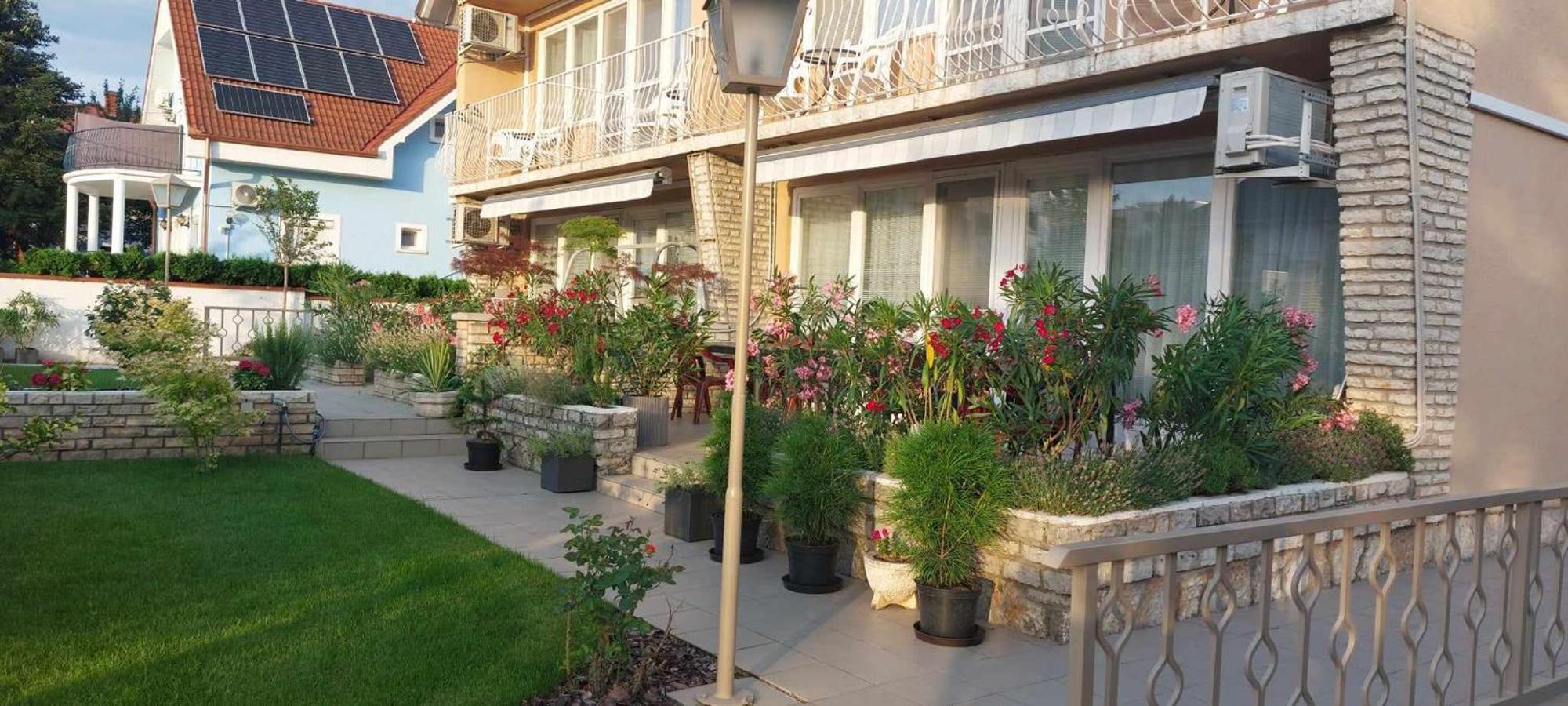 Siesta Apartmanhaz Balatonfuered Buitenkant foto