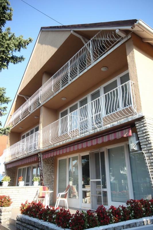 Siesta Apartmanhaz Balatonfuered Buitenkant foto